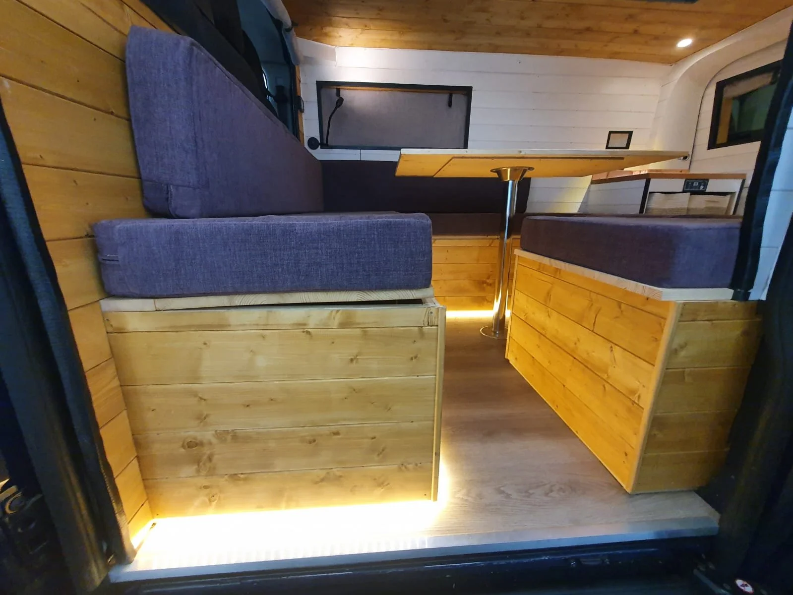 Luna. U shaped seating, Extra large king sized bed, Rear kitchen, Off-grid, Gas free, Induction hob, Fridge. Photo 12 of 12.