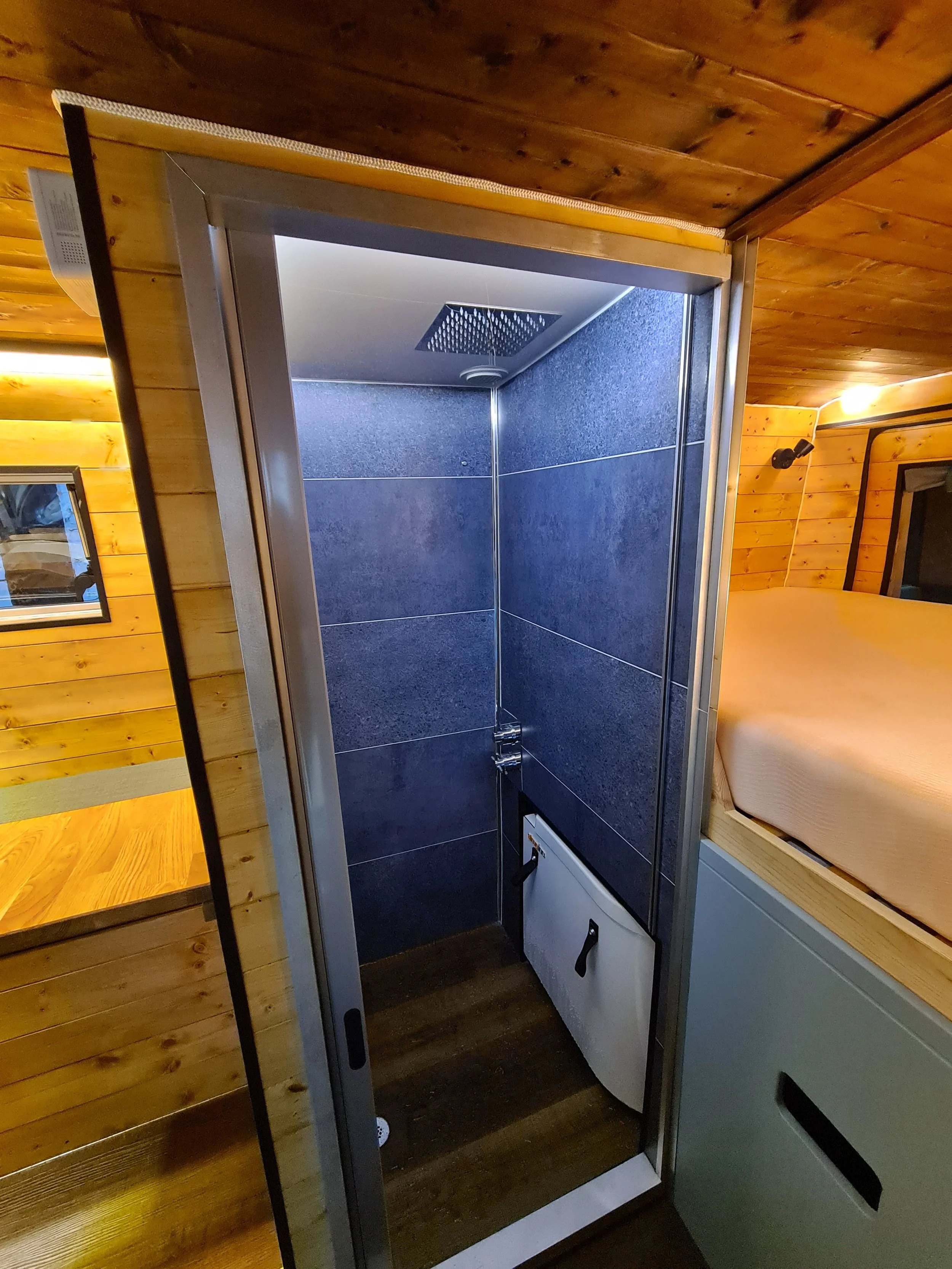 MWB Peugot Boxer. Log burner, Fixed bed, Shower room, Pull out toilet, Kitchen, Dining area for 2. Photo 4 of 5.