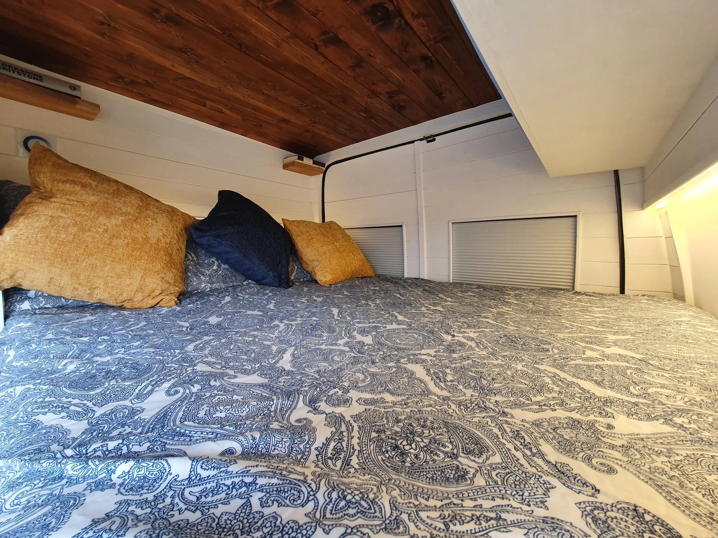 Transit L1H2 2013. Fixed bed, Folding table, Sofas, Kitchenette, Dining area, Copper handles and taps. Photo 3 of 8.