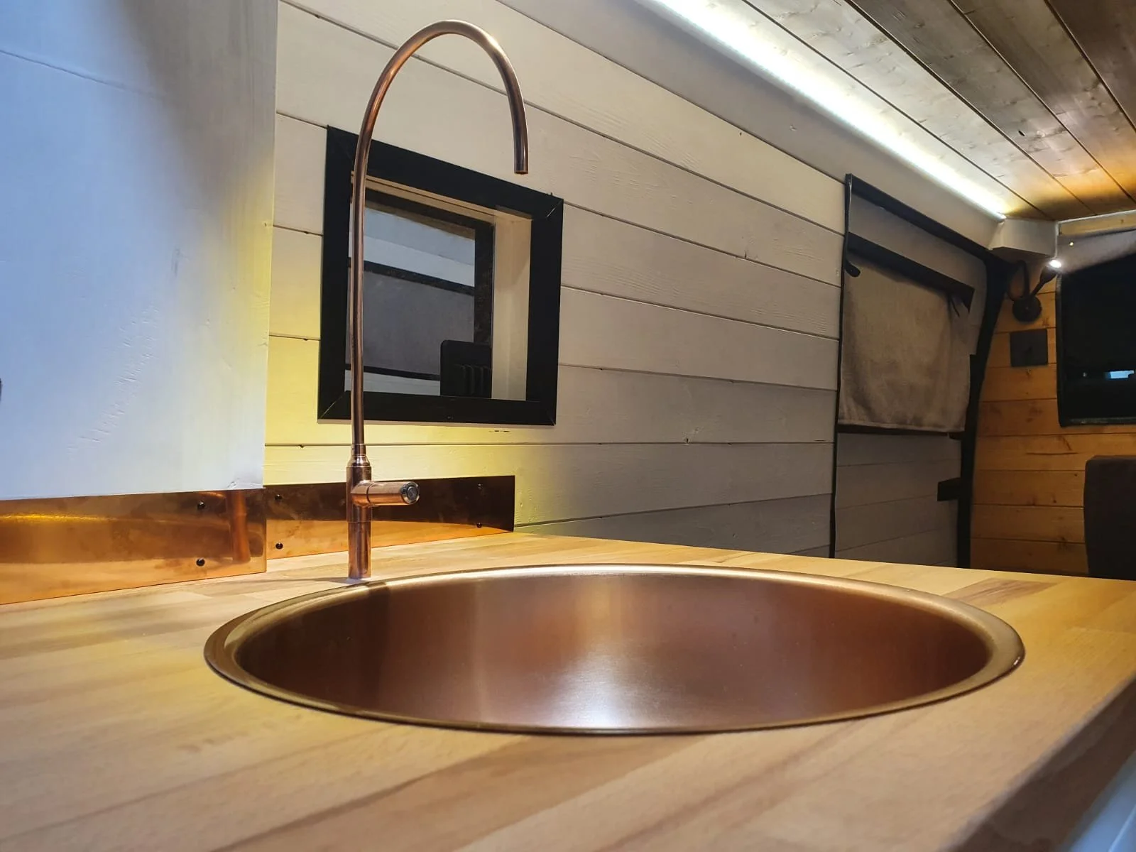 Luna. U shaped seating, Extra large king sized bed, Rear kitchen, Off-grid, Gas free, Induction hob, Fridge. Photo 11 of 12.