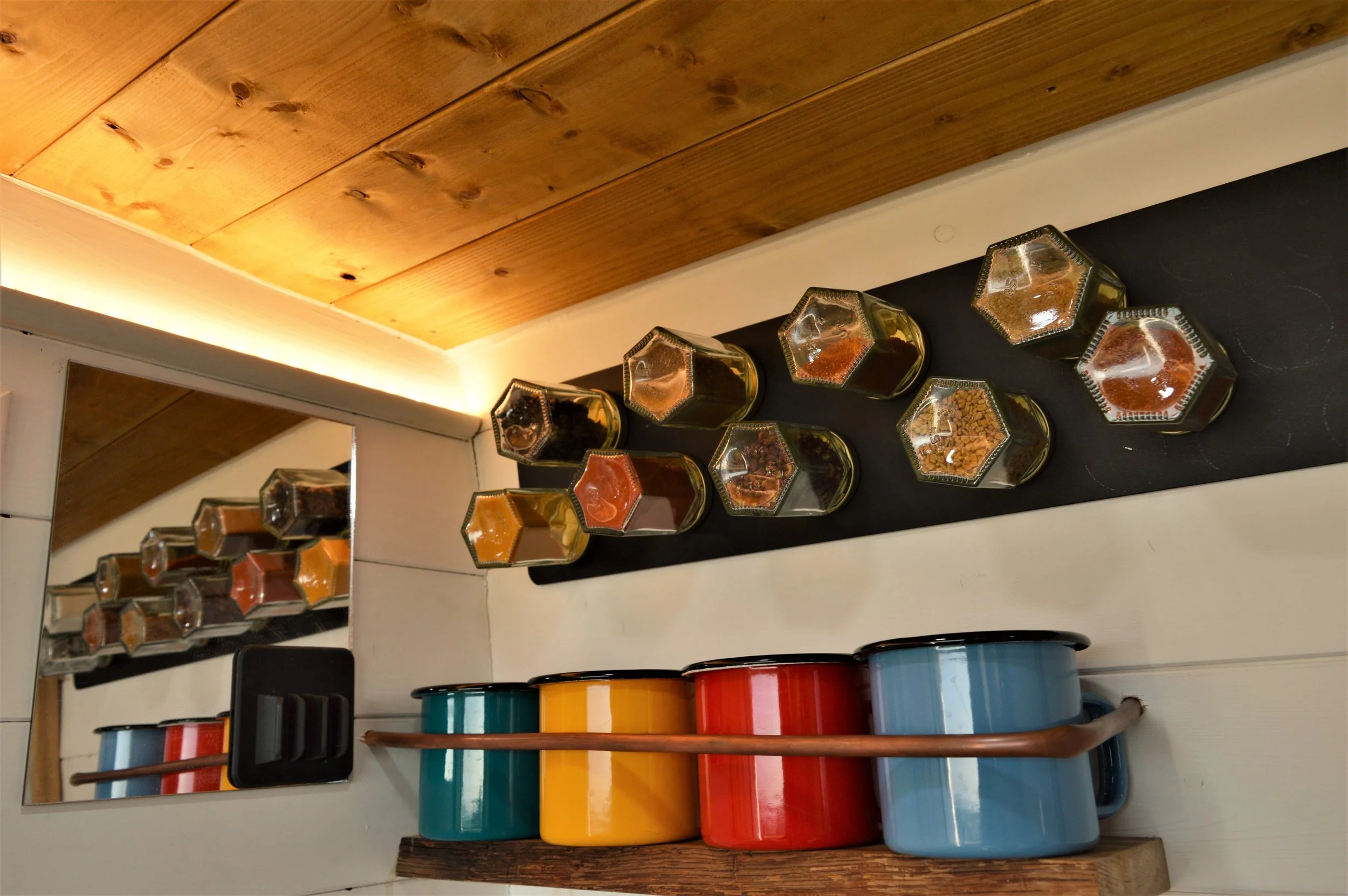 Luca. Country kitchen, Dining area for 2, Fixed double bed, Single childs bed. Photo 8 of 19.
