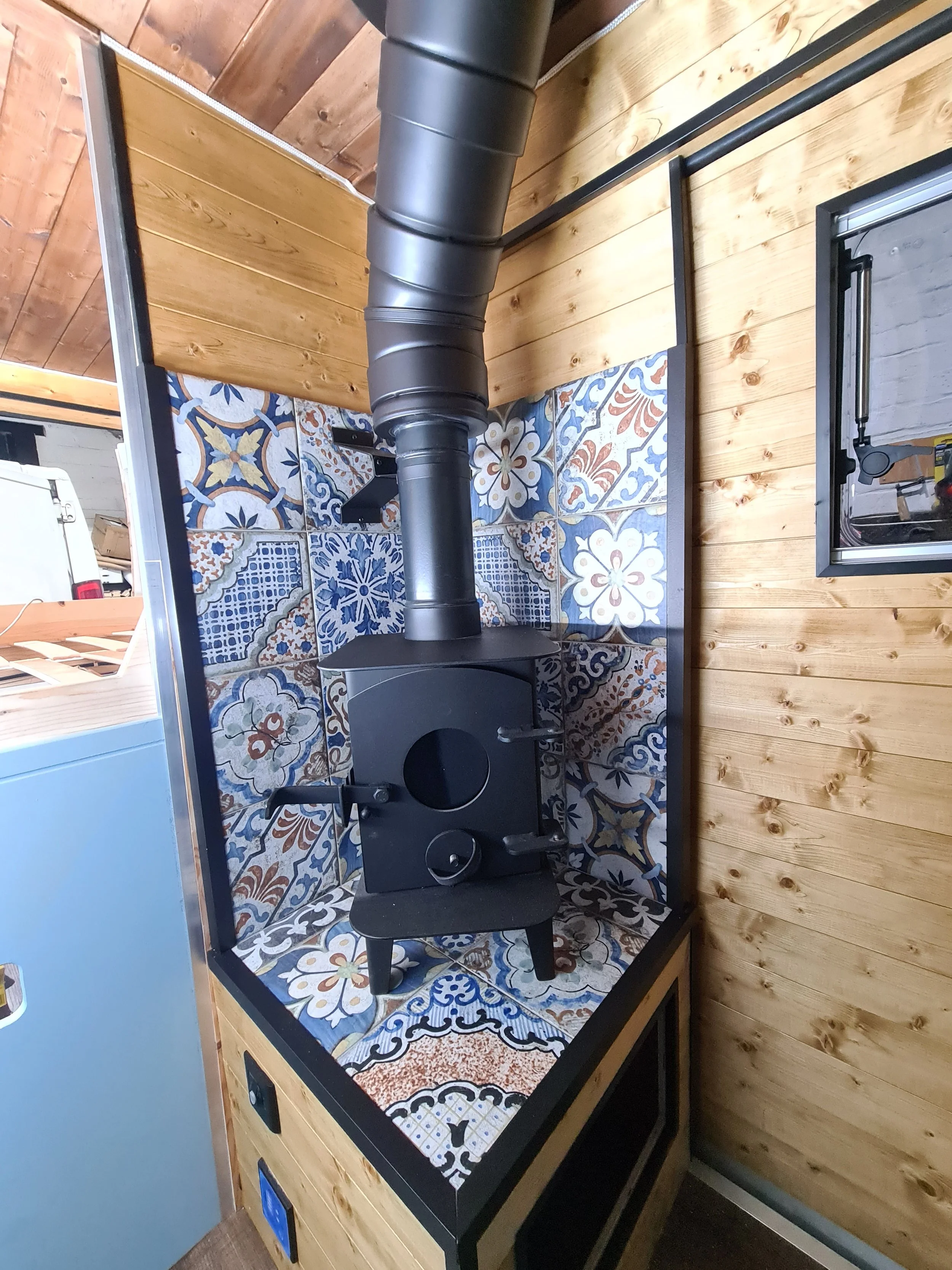 MWB Peugot Boxer. Log burner, Fixed bed, Shower room, Pull out toilet, Kitchen, Dining area for 2. Photo 2 of 5.