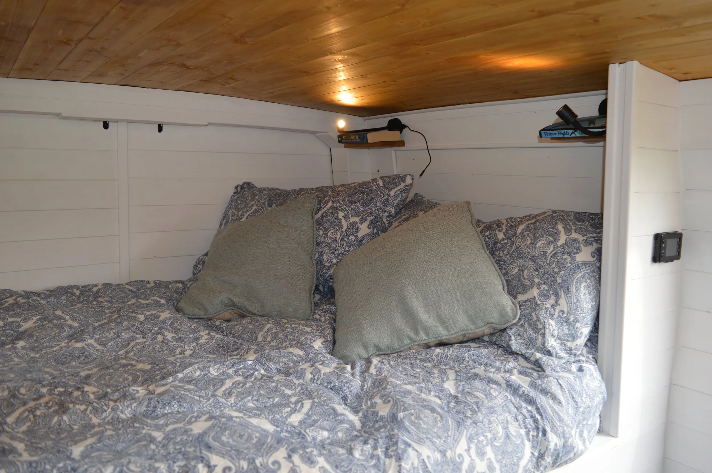 Luca. Country kitchen, Dining area for 2, Fixed double bed, Single childs bed. Photo 12 of 19.