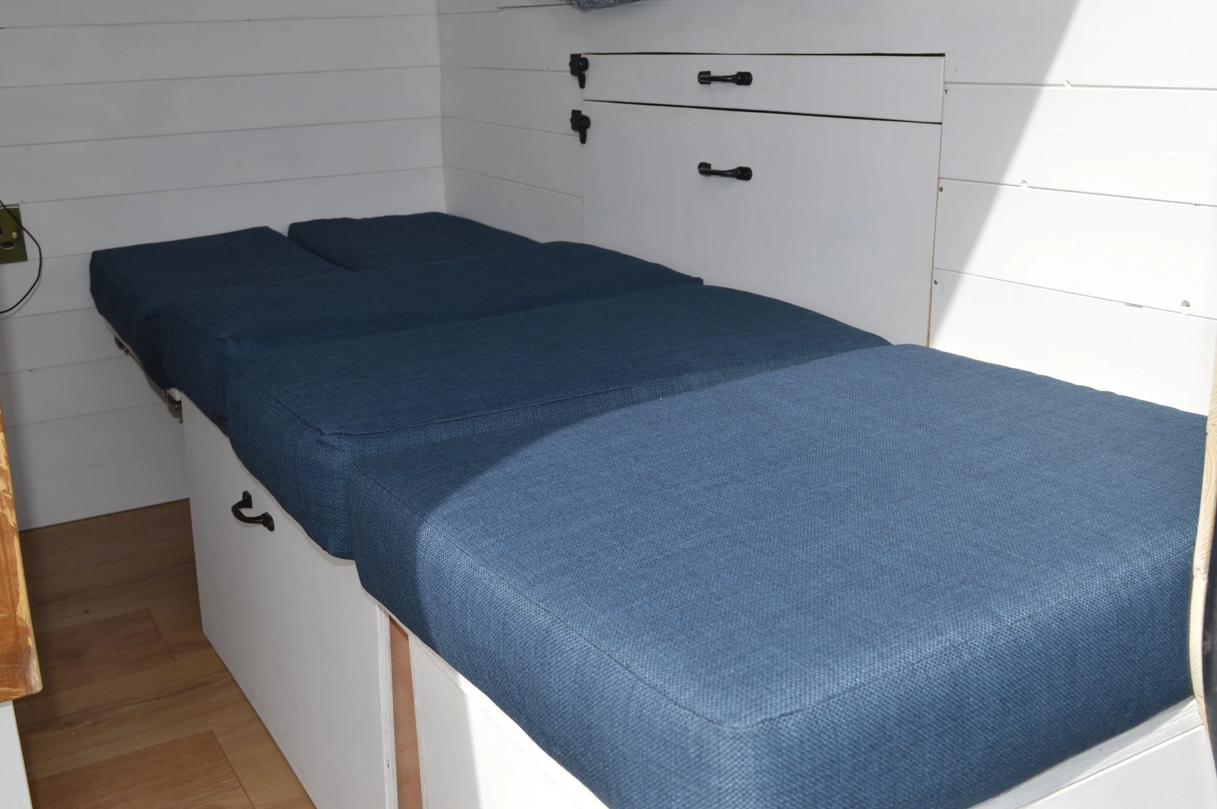Luca. Country kitchen, Dining area for 2, Fixed double bed, Single childs bed. Photo 16 of 19.