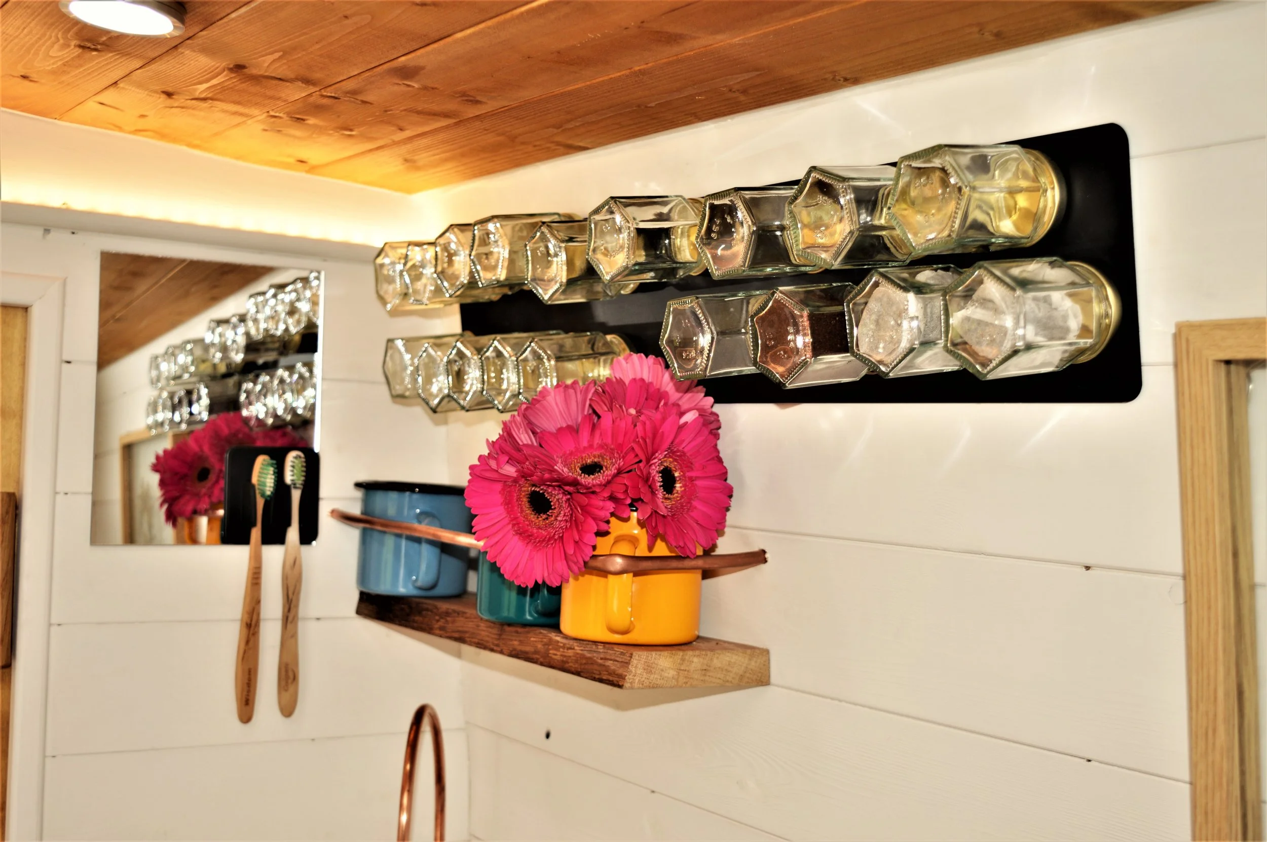 Luca. Country kitchen, Dining area for 2, Fixed double bed, Single childs bed. Photo 3 of 19.