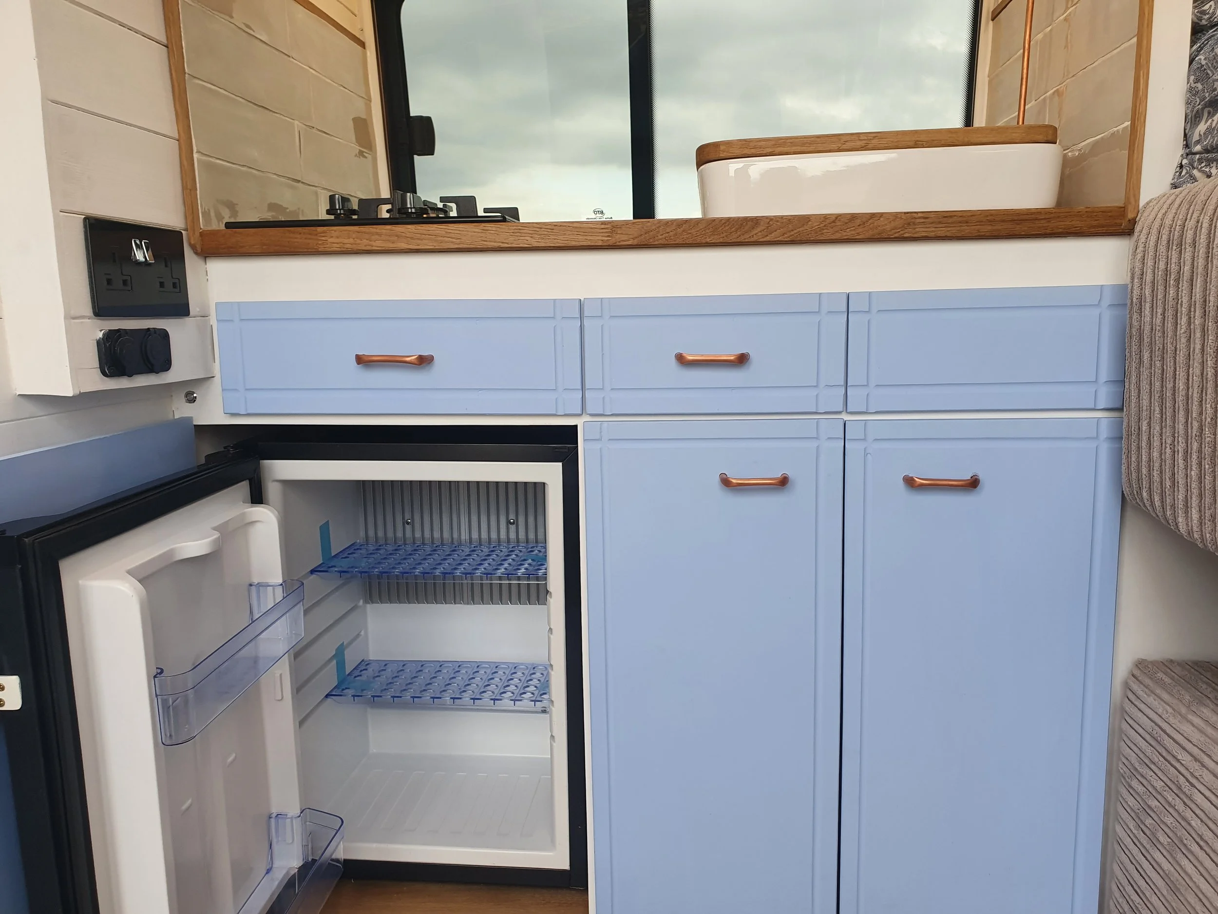 Transit L1H2 2013. Fixed bed, Folding table, Sofas, Kitchenette, Dining area, Copper handles and taps. Photo 4 of 8.