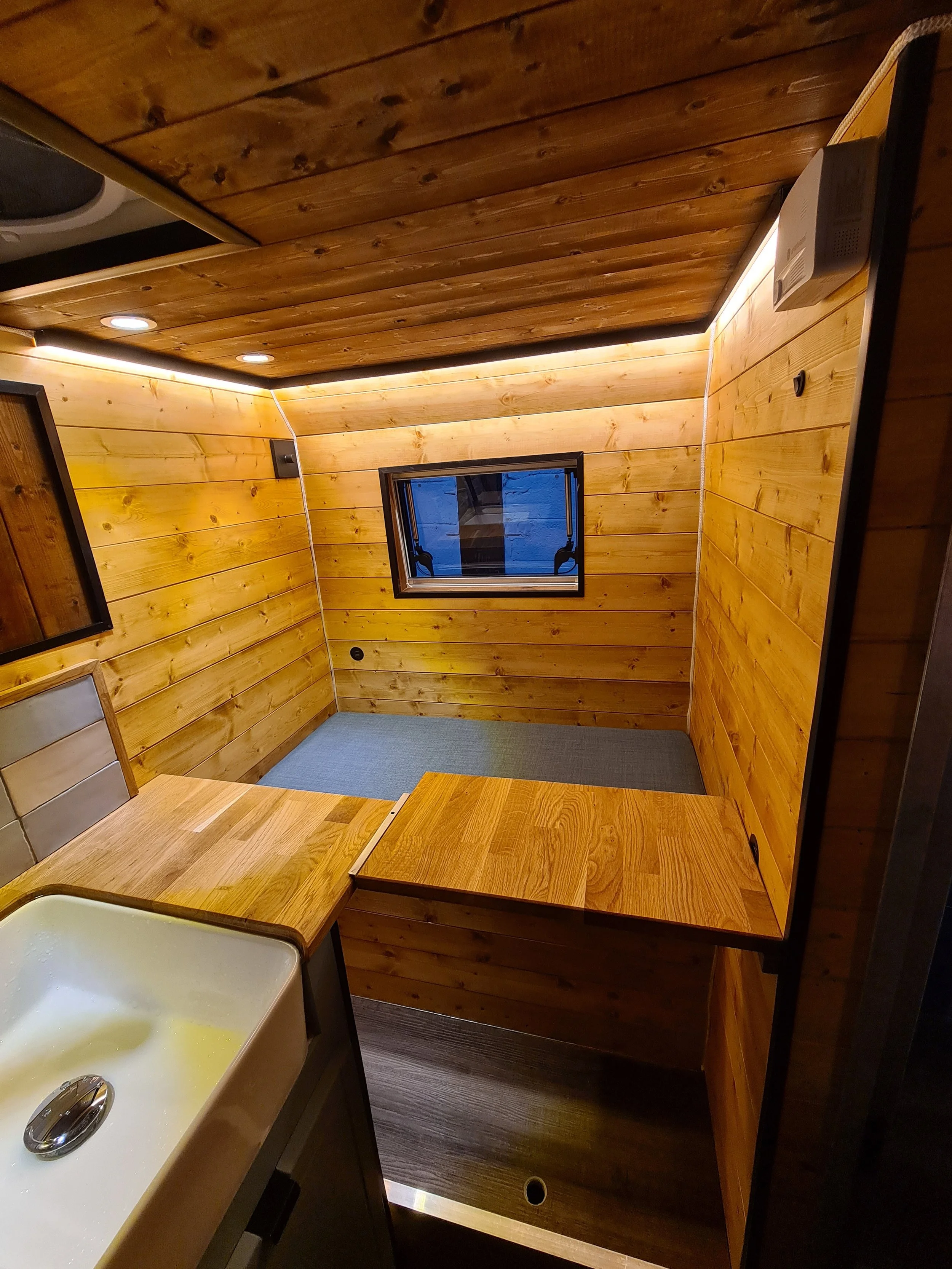 MWB Peugot Boxer. Log burner, Fixed bed, Shower room, Pull out toilet, Kitchen, Dining area for 2. Photo 5 of 5.